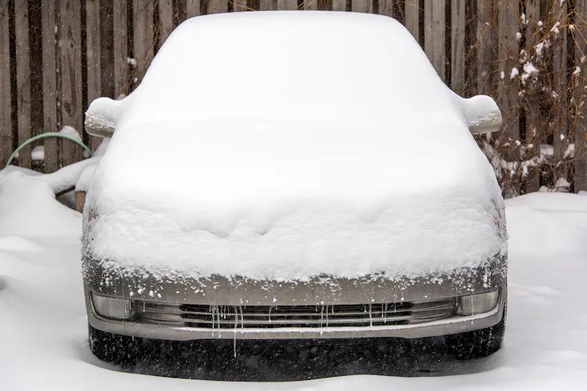 Mantener el coche cubierto contra la nieve