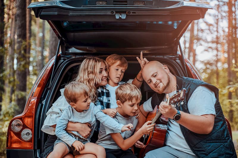 Personas en un vehículo para familia numerosa